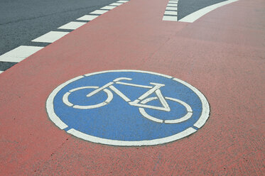 Germany, North Rhine-Westphalia, Cologne, bicycle lane with traffic sign - RUEF001217
