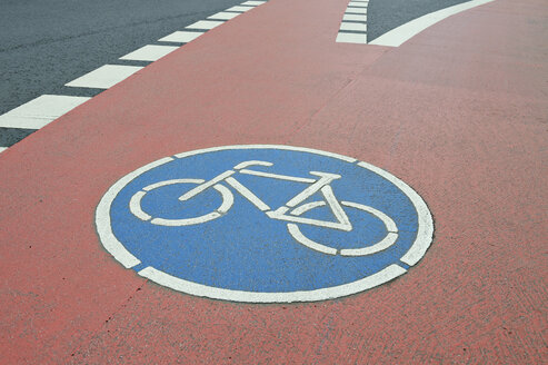 Deutschland, Nordrhein-Westfalen, Köln, Fahrradweg mit Verkehrsschild - RUEF001217