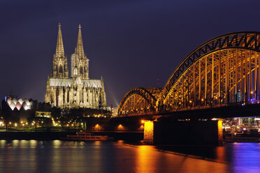 Deutschland, Nordrhein-Westfalen, Köln, Blick auf die beleuchtete Hohenzollernbrücke und den Kölner Dom bei Nacht - RUEF001218