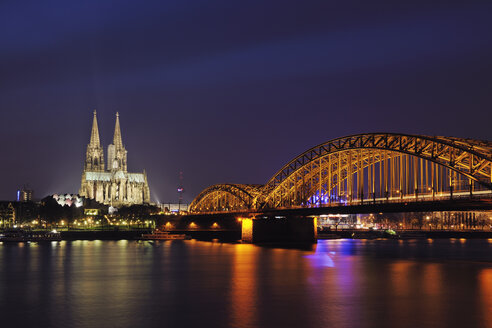 Deutschland, Nordrhein-Westfalen, Köln, Blick auf die beleuchtete Hohenzollernbrücke und den Kölner Dom bei Nacht - RUEF001219