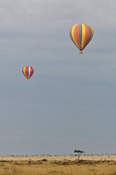 Afrika, Kenia, Maasai Mara National Reserve, Zwei Heißluftballons - CB000275