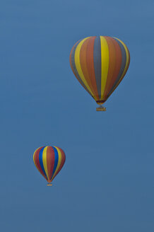 Afrika, Kenia, Maasai Mara National Reserve, Zwei Heißluftballons am Himmel - CB000274