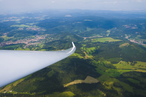 Deutschland, Bayern, Rhön, Teil eines Segelflugzeugflügels, Luftaufnahme - WDF002282