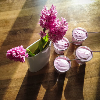 Hyazinthe (Hyacinthus) in Vase, Naturjoghurt mit Beeren, Dessert, Esstisch aus Nussbaumholz, Studio, Deutschland - WDF002279
