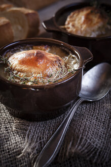 Gratinierte Zwiebelsuppe mit Thymian in Schale - SBDF000570