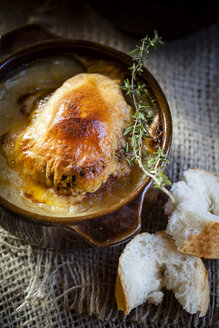 Gratinierte Zwiebelsuppe mit Thymian in Schale - SBDF000571