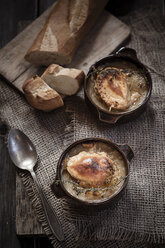 Gratinee onion soup with thyme in bowls and baguette - SBDF000573