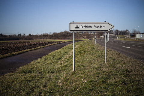 Deutschland, Baden-Württemberg, Kleinglattbach, Wegweiser 'Perfekte Lage, lizenzfreies Stockfoto