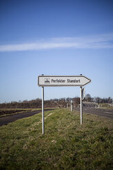 Germany, Baden-Wuerttemberg, Kleinglattbach, direction sign 'perfect location' - SBDF000580