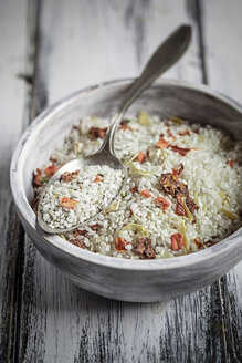 Schale mit Risottoreis und Gewürzmischung, probierten Tomaten, Knoblauch und Kräutern - SBDF000586