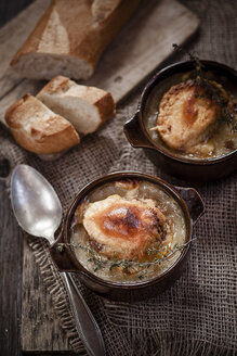 Gratinierte Zwiebelsuppe mit Thymian in Schalen und Baguette - SBDF000595