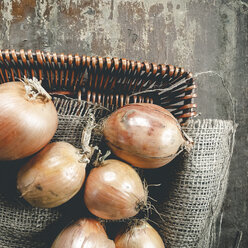 Zwiebeln in einem Weidenkorb anbraten, Studio - SBDF000531