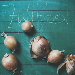 Zwiebeln auf Schultafel, Kreideschrift 