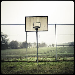 Basketballkorb auf einem Fußballplatz, Lien Bellingen, Baden-Württemberg, Deutschland - SBDF000536