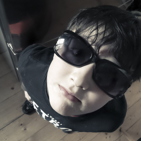 Kind mit Sonnenbrille, Vaihingen an der Enz, Baden Württemberg, Deutschland, lizenzfreies Stockfoto