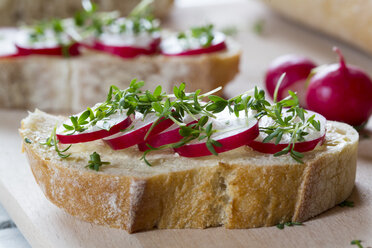 Baguette mit roten Radieschen, Kresse und Schnittlauch - SARF000235