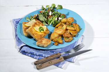 Gebackener Bio-Tofu mit Bratkartoffeln und Feldsalat mit Tomaten und Balsamico - MAEF007816