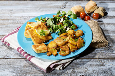 Gebackener Bio-Tofu mit Bratkartoffeln und Feldsalat mit Tomaten und Balsamico - MAEF007817