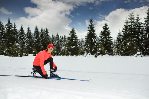 Deutschland, Thüringen, Eine Frau beim Skilanglauf im Wald bei Masserberg - VTF000088