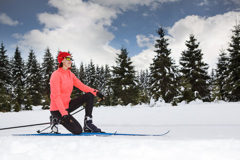 Deutschland, Thüringen, Eine Frau beim Skilanglauf im Wald bei Masserberg - VTF000087