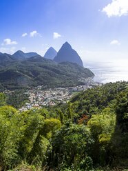 Karibik, St. Lucia, Blick auf Soufriere mit den Vulkanen Gros Piton und Petit Piton - AMF001820
