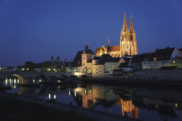 Germany, Bavaria, Regensburg, View of old town with Regensburg Cathedral and Danube River - HOHF000465