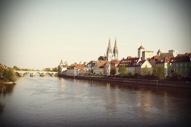 Germany, Bavaria, Regensburg, View of old town at Danube River - HOHF000467