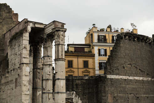 Italien, Rom, Antike Säulen vor Wohngebäuden - KAF000098