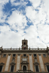 Italien, Rom, Blick auf das Kapitol bei bewölktem Himmel - KAF000108