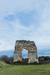 Italien, Rom, Überreste eines antiken Aquädukts im Park - KAF000100