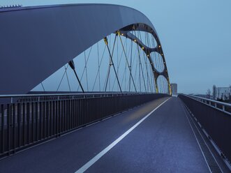 Deutschland, Hessen, Frankfurt, Osthafenbrücke am Abend - AMF001831