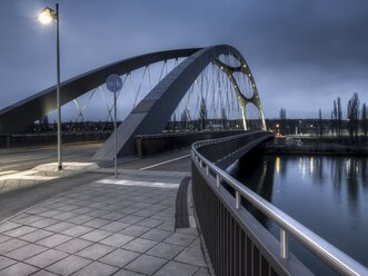 Deutschland, Hessen, Frankfurt, Osthafenbrücke am Abend - AMF001829