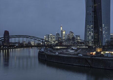 Deutschland, Hessen, Frankfurt, Deutschland, Blick auf Osthafenbrücke und Finanzviertel bei Nacht - AMF001839