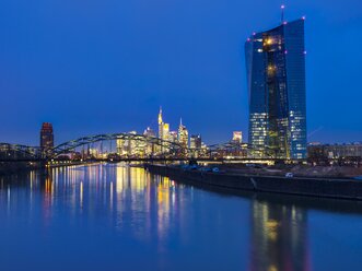 Deutschland, Hessen, Frankfurt, Deutschland, Blick auf Osthafenbrücke und Finanzviertel bei Nacht - AMF001840