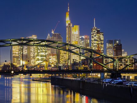 Deutschland, Hessen, Frankfurt, Deutschland, Blick auf Osthafenbrücke und Finanzviertel bei Nacht - AMF001845