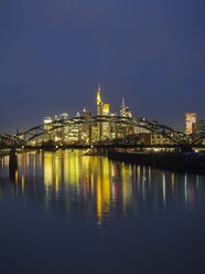 Deutschland, Hessen, Frankfurt, Deutschland, Blick auf Osthafenbrücke und Finanzviertel bei Nacht - AMF001841