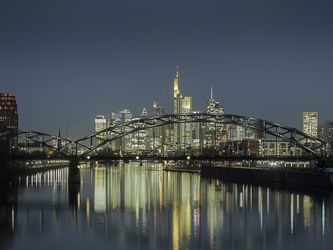 Deutschland, Hessen, Frankfurt, Deutschland, Blick auf Osthafenbrücke und Skyline mit Finanzviertel bei Nacht, lizenzfreies Stockfoto
