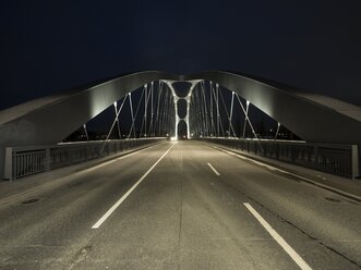 Deutschland, Hessen, Frankfurt, Osthafenbrücke bei Nacht - AMF001843