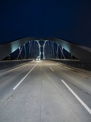 Deutschland, Hessen, Frankfurt, Osthafenbrücke bei Nacht - AMF001844