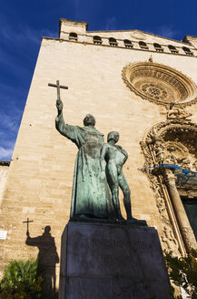 Spanien, Mallorca, Palma, Statue vor einer Kirche - THAF000059