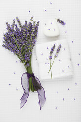 Lavendel (Lavendula), weißes Handtuch, weiße Herzkerze - GWF002548