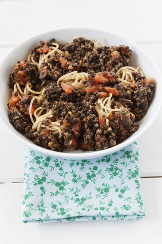 Vollkornspaghetti mit Tomate und Linsen, lizenzfreies Stockfoto