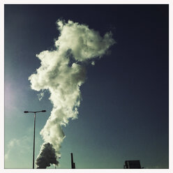 Wasserdampffahne aus einer Chemiefabrik, Industriegebiet in Linz, Linz, Oberösterreich, Österreich - MSF003308