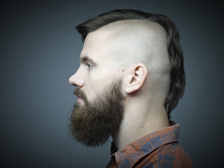 Profile of young man with shaved head - RH000283