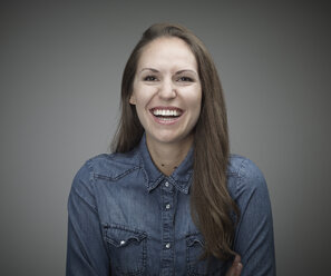 Portrait of laughing young woman - RH000326