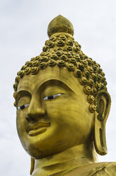 Thailand, Phuket, Karon, Kopf einer Buddha-Statue aus Messing - THAF000084