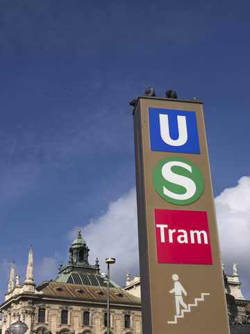Deutschland, Bayern, München, U-Bahn-Station, Tram, Schilder, lizenzfreies Stockfoto