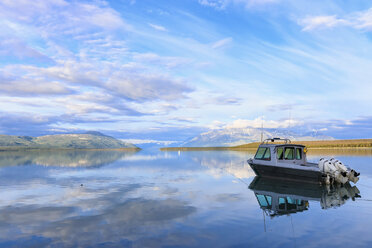 USA, Alaska, Katmai Nationalpark, Königslachs, Motorboot auf dem Naknek See - FO005910