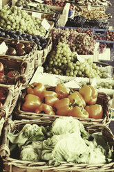 Marktstand mit frischem Obst und Gemüse - HOHF000489