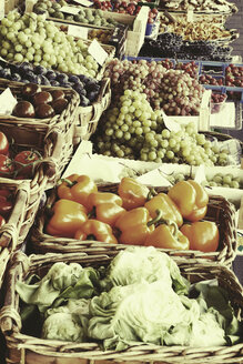 Marktstand mit frischem Obst und Gemüse - HOHF000489